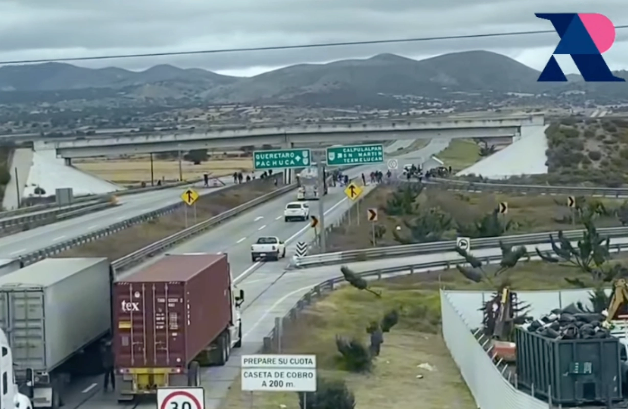 Ejidatarios bloquean ambos sentidos del Arco Norte; exigen pago por tierras expropiadas