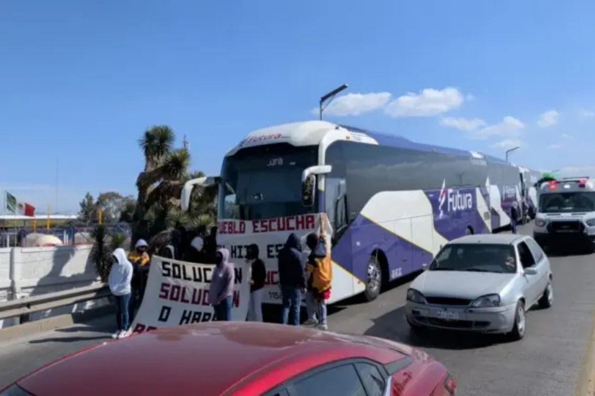 Estudiantes de la Mexe detienen cinco autobuses en la carretera