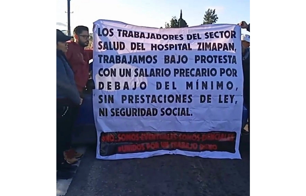 Bloquean carretera en Zimapán: trabajadores del hospital exigen salarios dignos y prestaciones